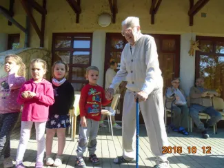 Generációk találkozása az Őszi Napsugár Idősek Otthonában