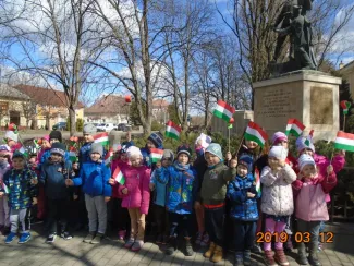 "Pereg a dob tratata, most kezdődik a csata. Papírcsákó fejemen, ezt a csatát megnyerem." Március 15. a Százszorszép óvodában