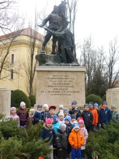 "Pereg a dob tratata, most kezdődik a csata. Papírcsákó fejemen, ezt a csatát megnyerem." Március 15. a Százszorszép óvodában