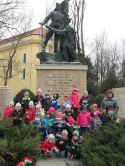 "Pereg a dob tratata, most kezdődik a csata. Papírcsákó fejemen, ezt a csatát megnyerem." Március 15. a Százszorszép óvodában