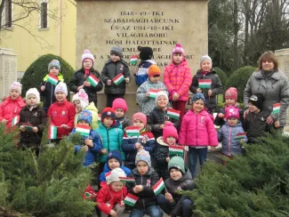 "Pereg a dob tratata, most kezdődik a csata. Papírcsákó fejemen, ezt a csatát megnyerem." Március 15. a Százszorszép óvodában