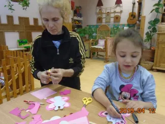 „Gyerekek, gyertek!  Cérnát, gombot, bábuköpenyhez gyűjtsünk foltot, sárga posztót, piros bársonyt, kócot, vattát, szurkot, szalmát!             Gyerekek gyertek!
