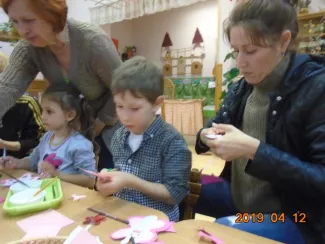 „Gyerekek, gyertek!  Cérnát, gombot, bábuköpenyhez gyűjtsünk foltot, sárga posztót, piros bársonyt, kócot, vattát, szurkot, szalmát!             Gyerekek gyertek!
