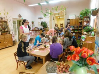 „Gyerekek, gyertek!  Cérnát, gombot, bábuköpenyhez gyűjtsünk foltot, sárga posztót, piros bársonyt, kócot, vattát, szurkot, szalmát!             Gyerekek gyertek!