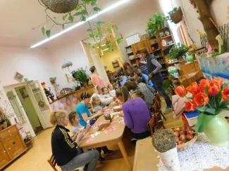 „Gyerekek, gyertek!  Cérnát, gombot, bábuköpenyhez gyűjtsünk foltot, sárga posztót, piros bársonyt, kócot, vattát, szurkot, szalmát!             Gyerekek gyertek!