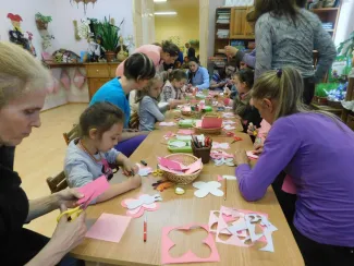 „Gyerekek, gyertek!  Cérnát, gombot, bábuköpenyhez gyűjtsünk foltot, sárga posztót, piros bársonyt, kócot, vattát, szurkot, szalmát!             Gyerekek gyertek!