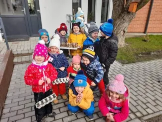 "Mi kell neked? Fatető, fatető, deszka madáretető!"