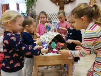"Mi kell neked? Fatető, fatető, deszka madáretető!"