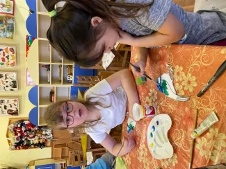 "Mi kell neked? Fatető, fatető, deszka madáretető!"