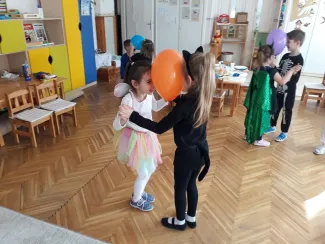 "Bál, bál, maszkabál..."