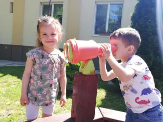 "Mit szeretünk? Játszani! Fűből ki sem látszani!" Százszorszép Óvoda 2021. tavaszi életképek