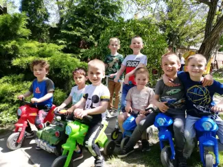 "Mit szeretünk? Játszani! Fűből ki sem látszani!" Százszorszép Óvoda 2021. tavaszi életképek