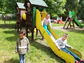 "Mit szeretünk? Játszani! Fűből ki sem látszani!" Százszorszép Óvoda 2021. tavaszi életképek