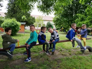 "Mit szeretünk? Játszani! Fűből ki sem látszani!" Százszorszép Óvoda 2021. tavaszi életképek