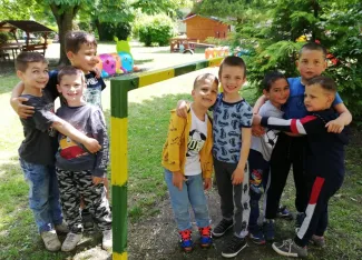 "Mit szeretünk? Játszani! Fűből ki sem látszani!" Százszorszép Óvoda 2021. tavaszi életképek