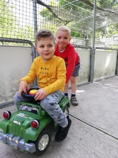 "Mit szeretünk? Játszani! Fűből ki sem látszani!" Százszorszép Óvoda 2021. tavaszi életképek